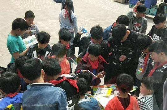 少年儿童在享受县图书流动车带来的图书大餐